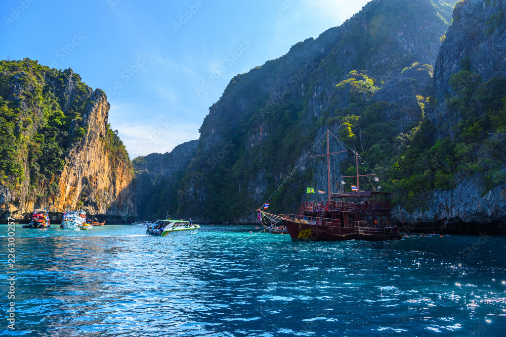 Obraz premium Big sailing pirate ship in sunset, Pileh Lagoon, Phi Phi Leh isl