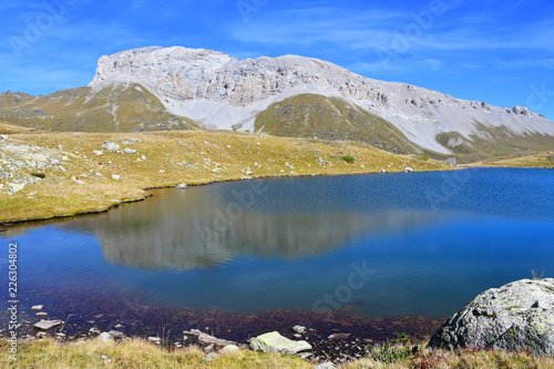 Россия, Архыз. Ацгарское озеро, одно из озер Загеданского Пятиозерья ии скала Загедан в солнечную погоду