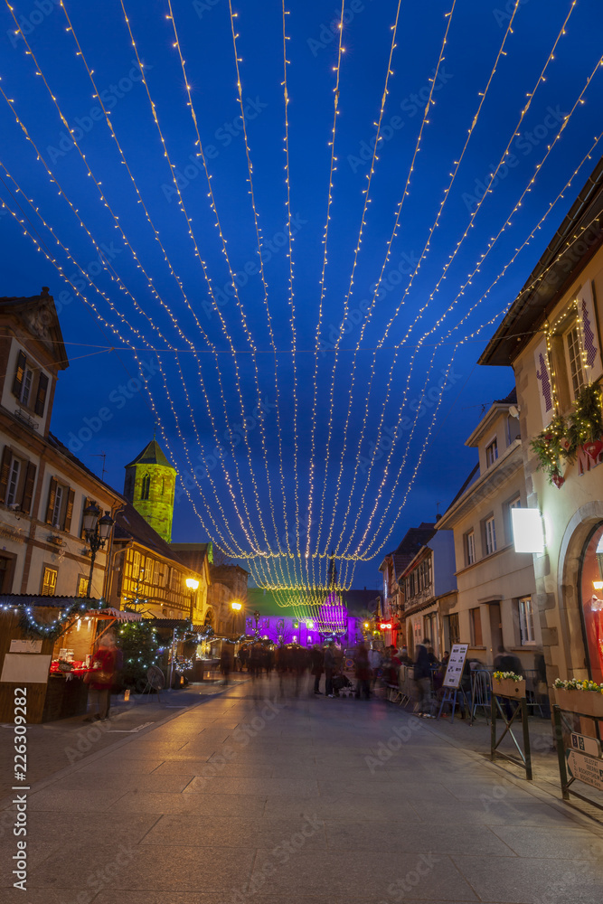 Fototapeta premium Promenade dans les rues de Rosheim la nuit