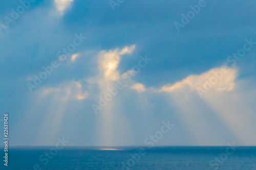 沖縄石垣島の夕景　天使のはしご © あんみつ姫