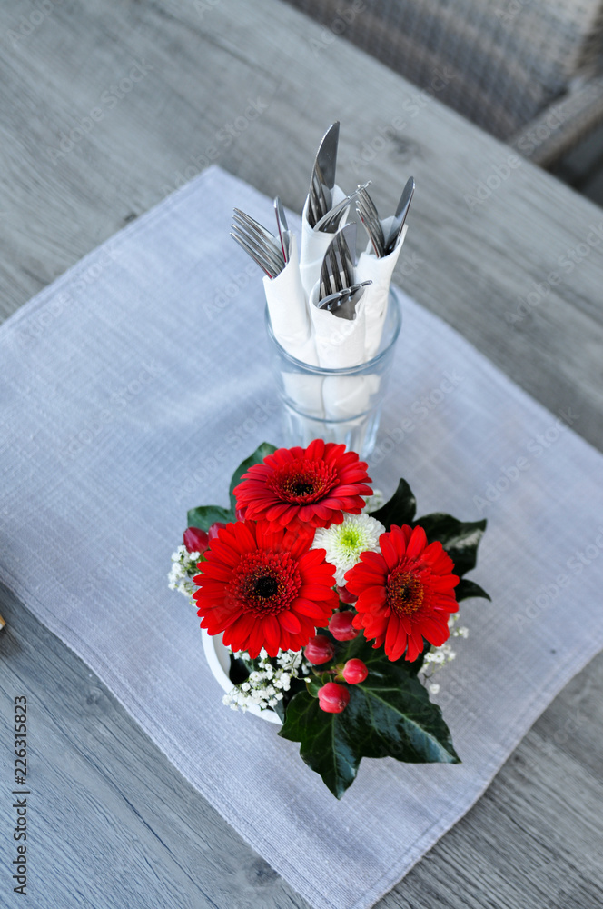 Bistro Restaurant Feier fest gedeckter Tisch tischdeko blumen besteck Stock  Photo | Adobe Stock