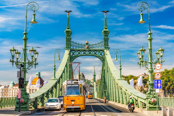 Acrylglasbilder Budapest Grüne Freiheitsbrücke über die Donau  © 4th Life Photography
