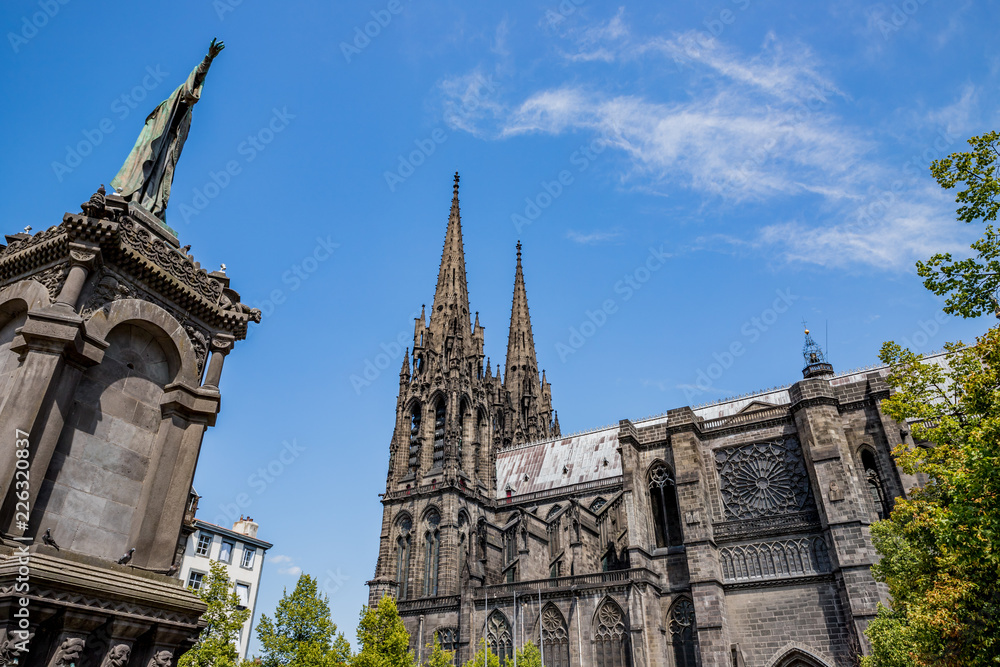 Cathédrale Notre-Dame-de-l'Assomption à Clermont-Ferrand Cathédrale Notre-Dame-de-l'Assomption à Clermont-Ferrand