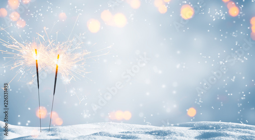 Fototapeta dwa płonące ognie w śniegu