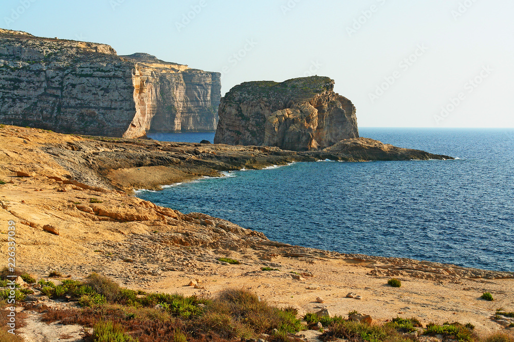 Skaliste wybrzeże wyspy Gozo na Malcie
