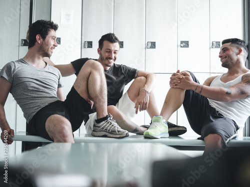 Foto happy friends at the gym after exercising