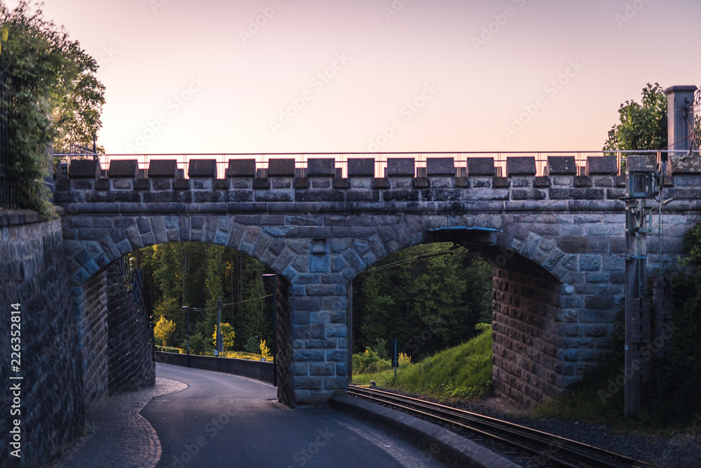 Naklejka premium railway bridge during sunset