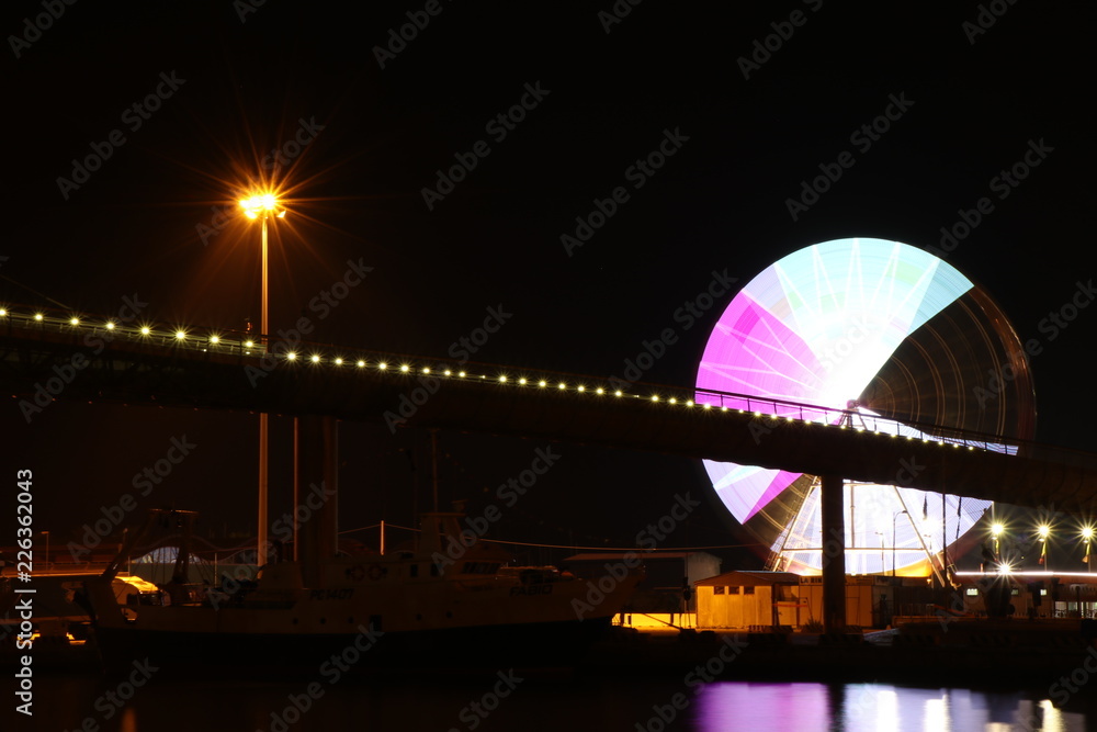 Naklejka premium Kładka i diabelski młyn