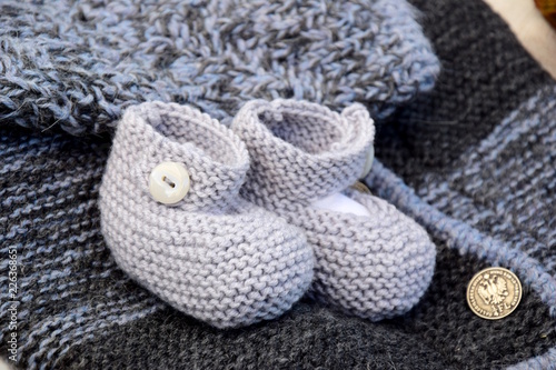 Strickjacke und Babyschuhe aus Wolle, Handarbeit