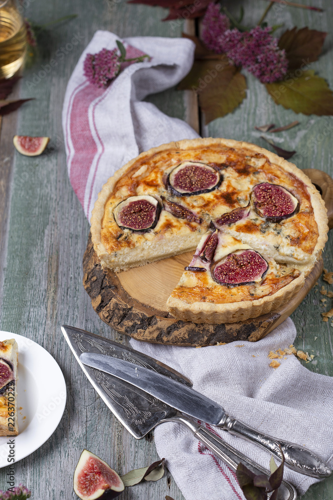 Delicious tart with fresh figs and blue cheese Delicious tart with fresh figs and blue cheese