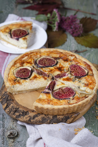 Delicious tart with fresh figs and blue cheese