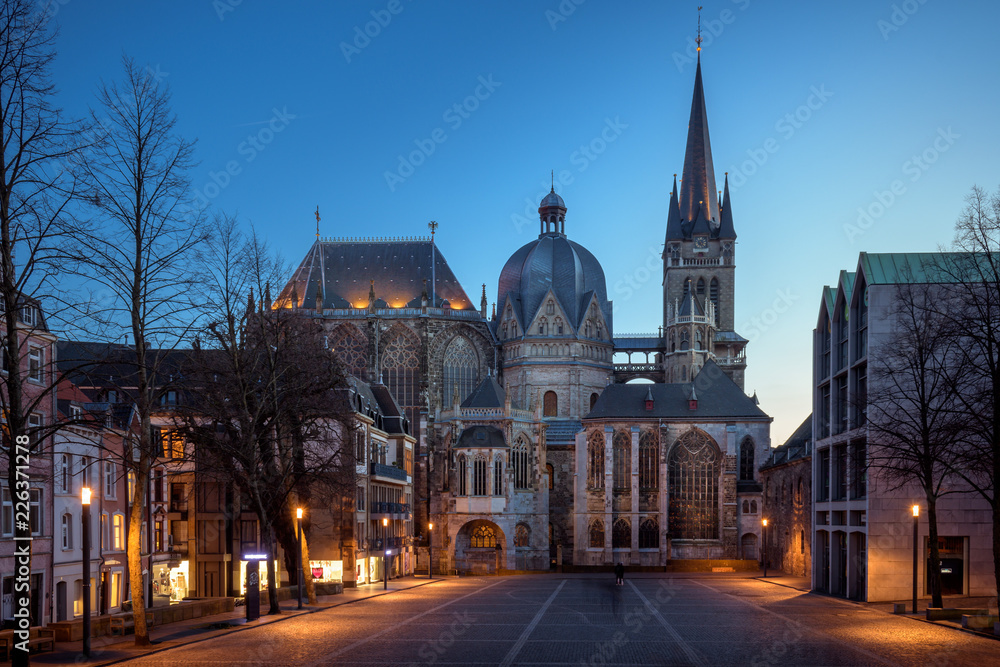 Aachener Dom bei Dämmerung