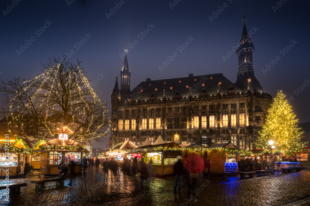 Aachener Weihnachtsmarkt mit Blick auf das Rathaus