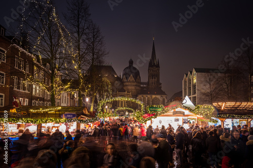 Aachener Weihnachtsmarkt mit Blick auf den Dom
