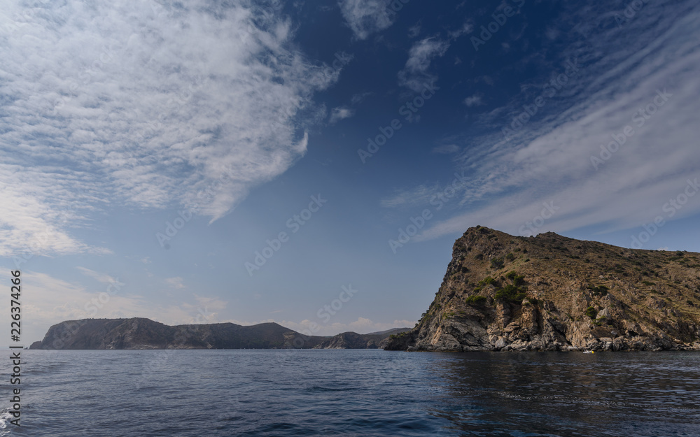 Navegando por el mar mediterraneo en el Parque Natural del Cap de Creus, Cataluña, España