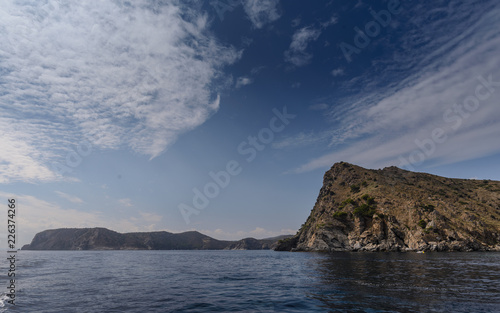 Navegando por el mar mediterraneo en el Parque Natural del Cap de Creus, Cataluña, España © gurb101088