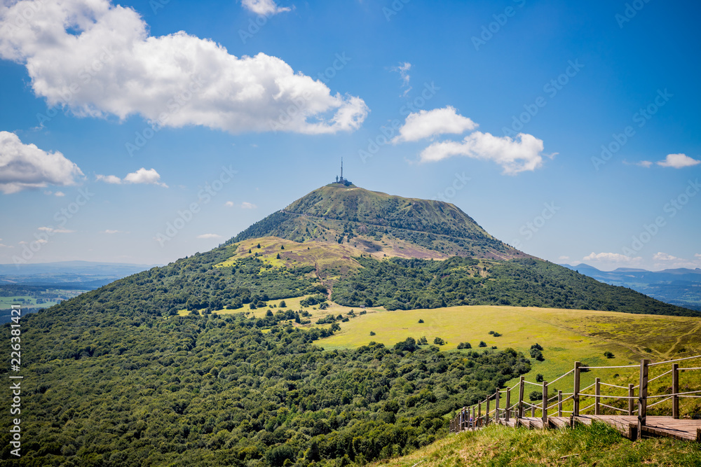 Vue sur le Puy de Dôme depuis le Puy Pariou en Auvergne Vue sur le Puy de Dôme depuis le Puy Pariou en Auvergne
