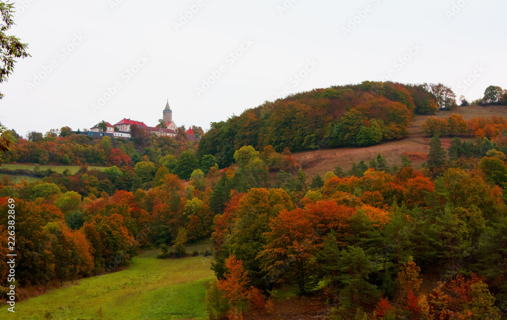 Obraz premium Die Leuchtenburg im Herbst