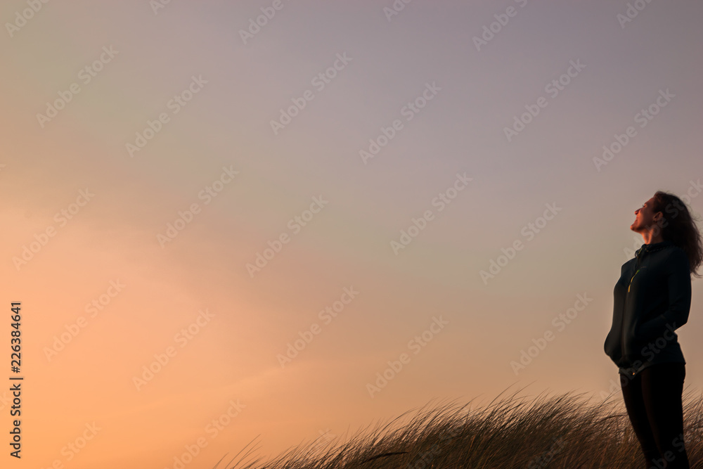 Fototapeta premium Girl enjoying the sunset