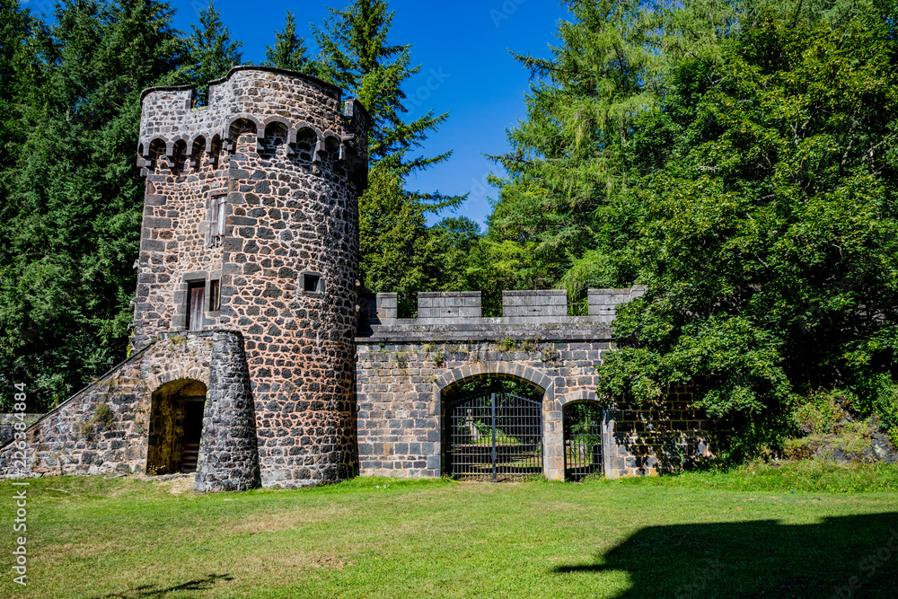 Tour et remparts du Château Dauphin à Pontgibaud