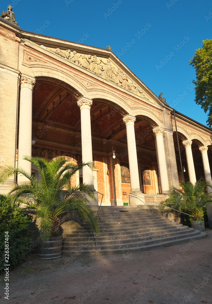 Obraz premium Eingang der Trinkhalle in Baden-Baden