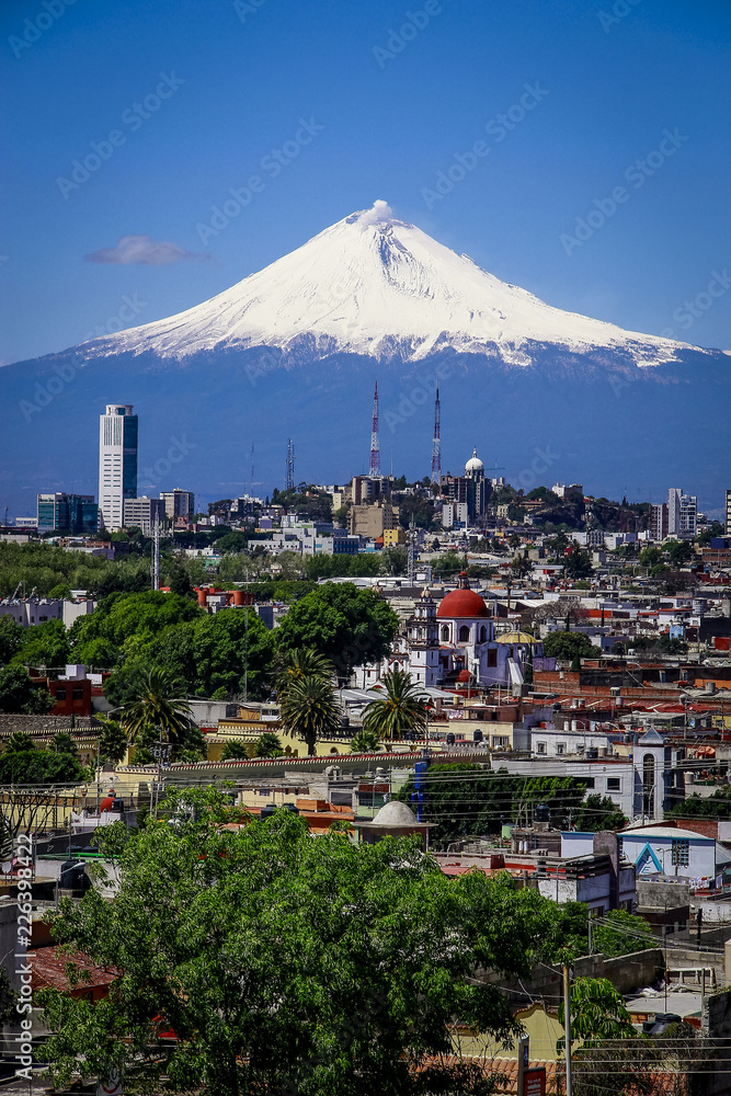 Vista aérea de la ciudad de Puebla con el volcan popocatepetl