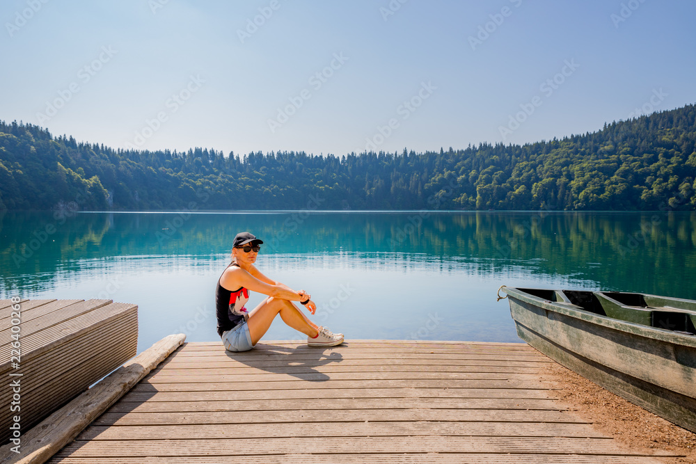 Femme au bord du Lac Pavin en Auvergne