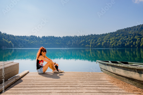 Femme au bord du Lac Pavin en Auvergne
