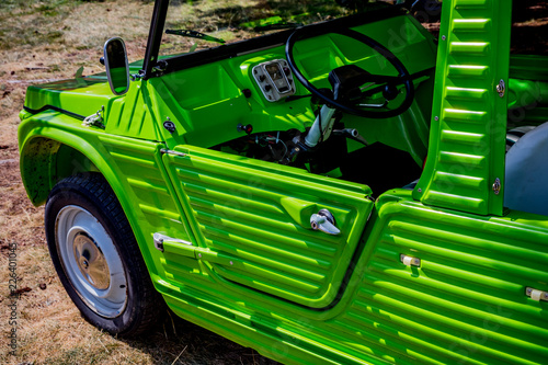 Cuadro en lienzo Voiture ancienne verte