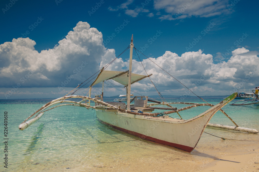 Tipica imbarcazione Filippina attraccata nella spiaggia di Pamilacan