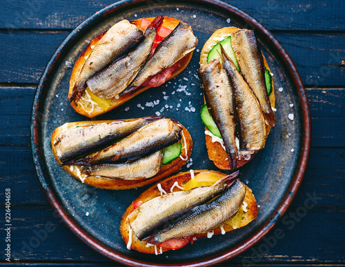 Konstfotografi homemade sprat sandwiches with vegetables and mayonnaise top view