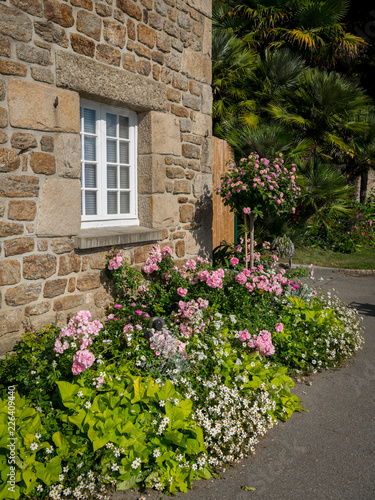 House and flowers on the promenade Clair de lune in Dinard