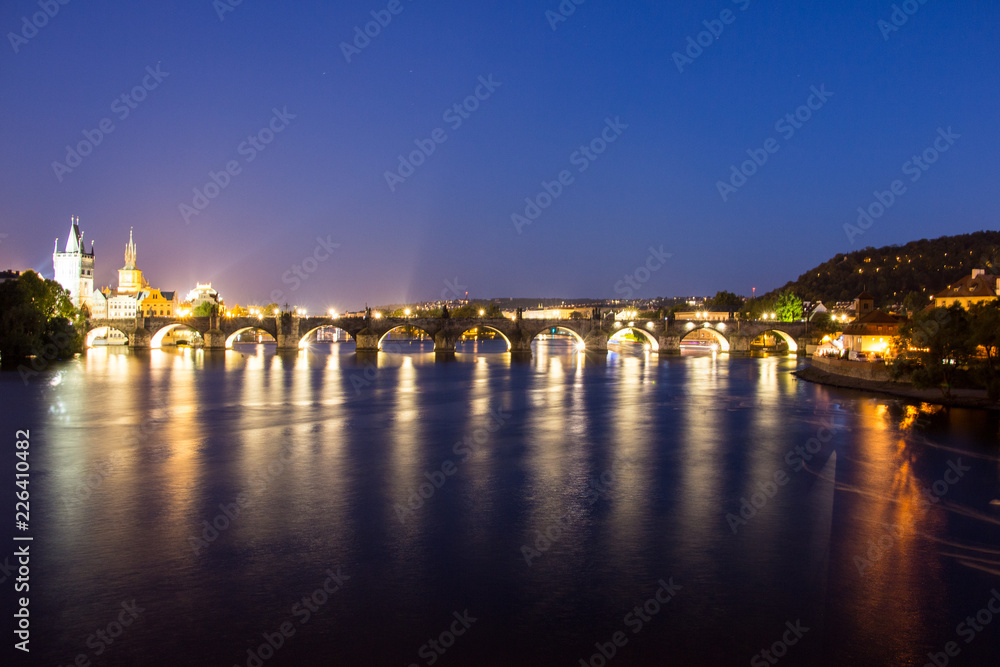 Prag Karlsbrücke Moldau longexpo bei Nacht