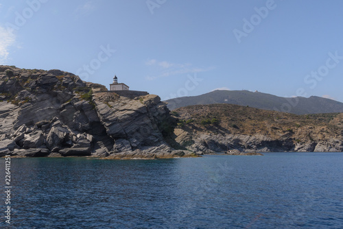 Navegando por el mar mediterraneo en el Parque Natural del Cap de Creus, Cataluña, España