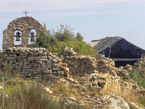 Foto Bell gable among crumbling houses in a semi-abandoned village - Foncebadon, Cast