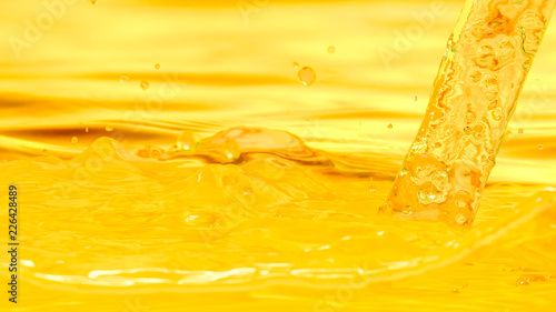 Obraz na płótnie Pouring oil w salonie