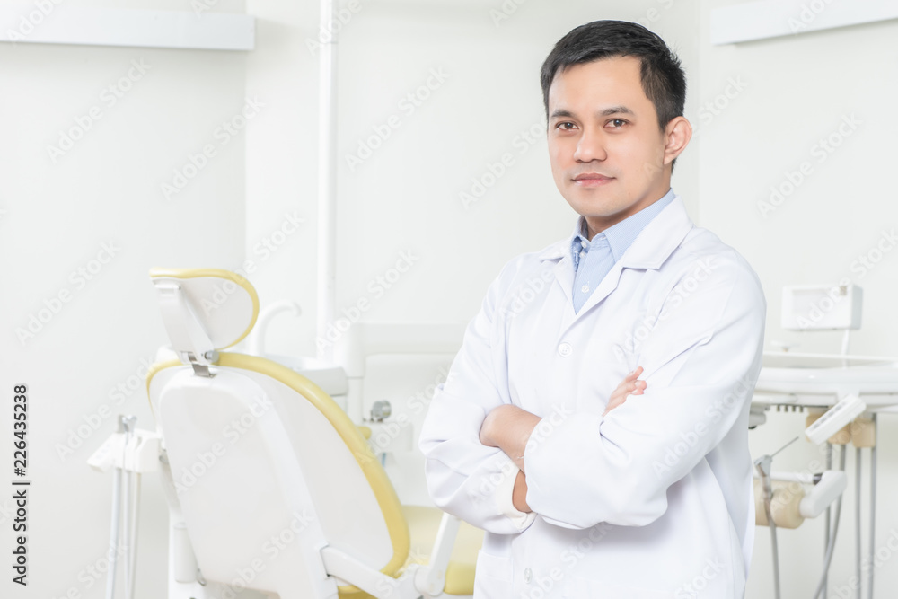 Obraz premium Portrait of male dentist