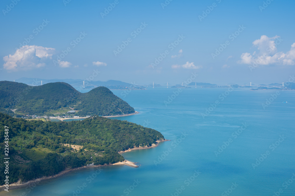 Fototapeta premium 五色台からの眺め 瀬戸内海 遠方に瀬戸大橋(香川県坂出市)