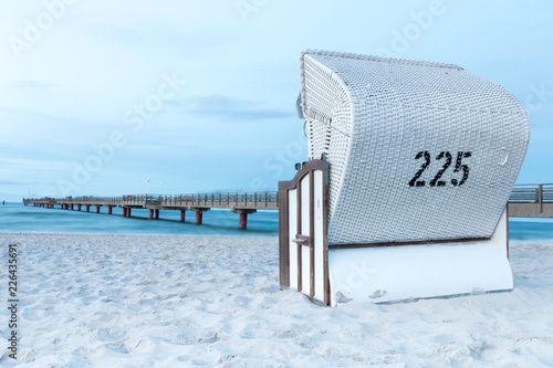 Strandkorb mit Seebrücke