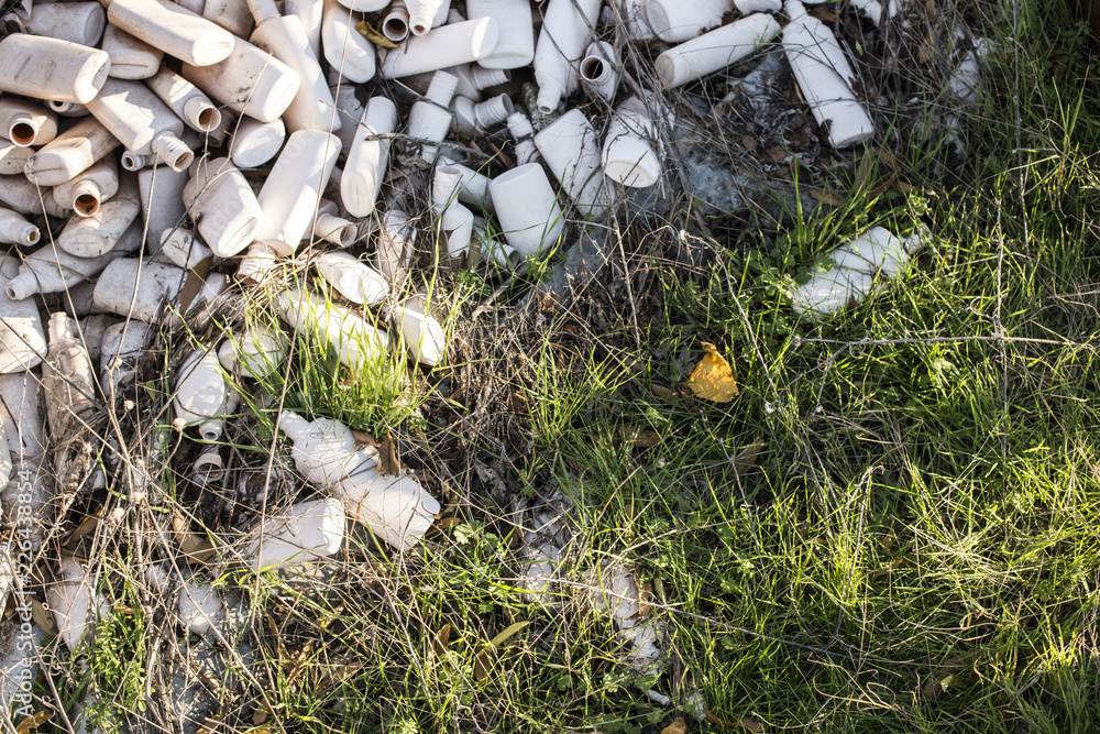 Obraz premium Plastic waste on grass