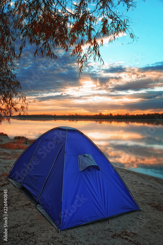 Obraz na płótnie Tent by the river on the background of an autumn sunrise w salonie