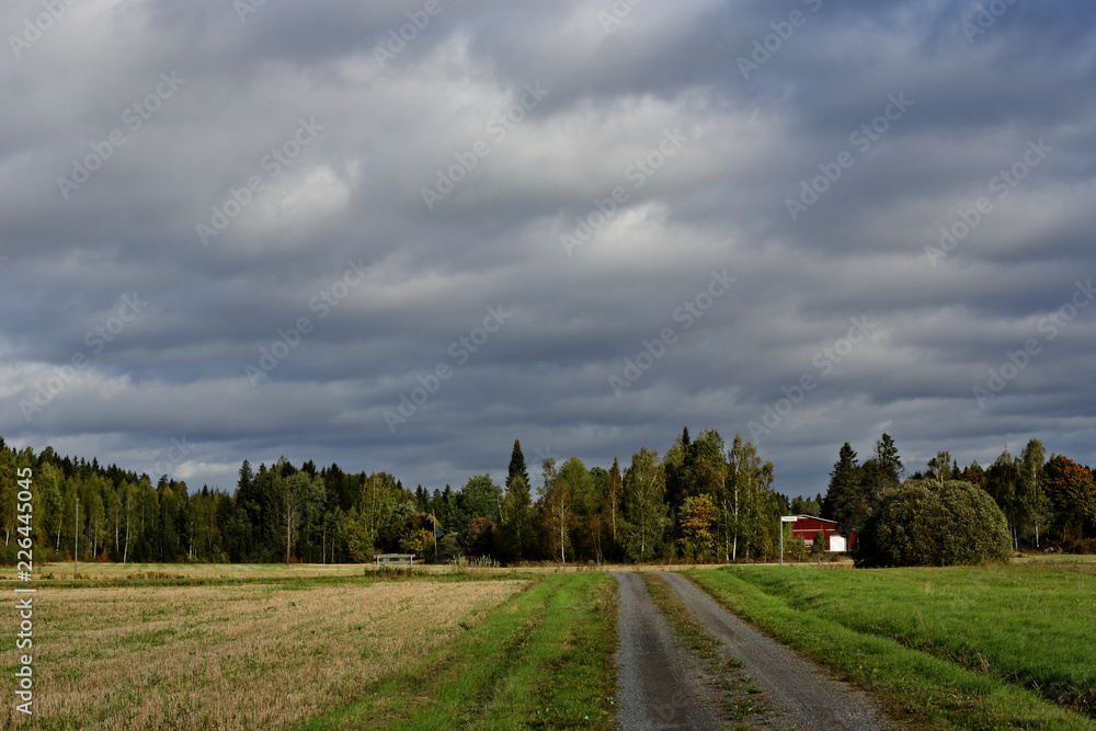 Obraz premium Stormy autumn weather with approaching clouds