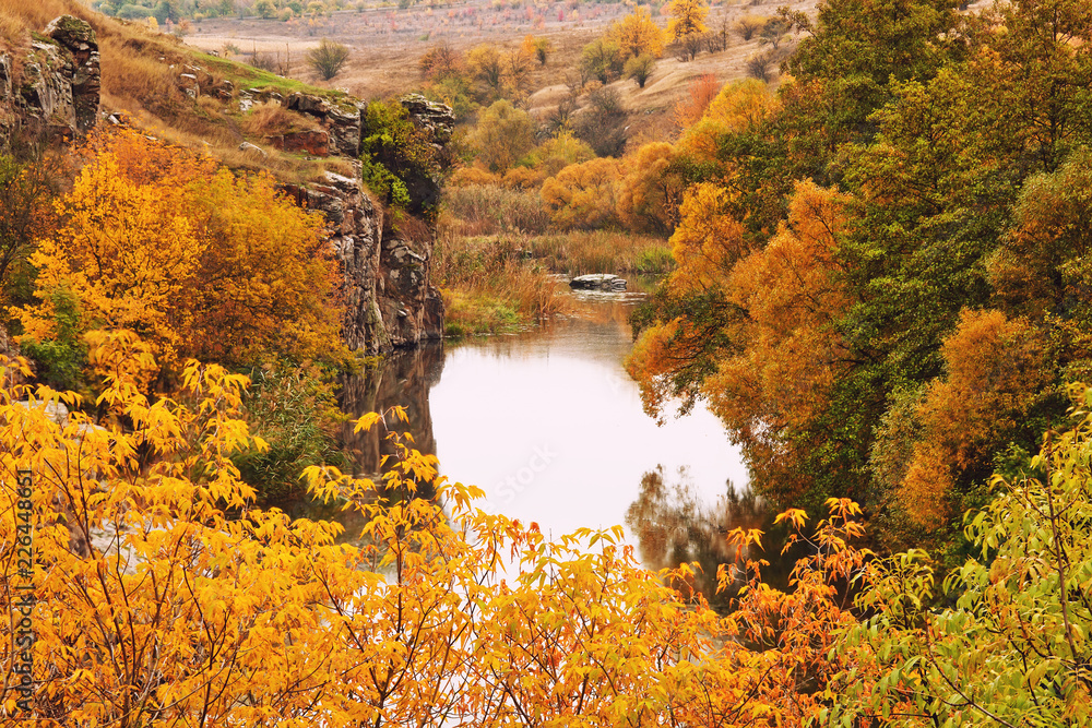 Obraz premium Fall season on the banks of the river