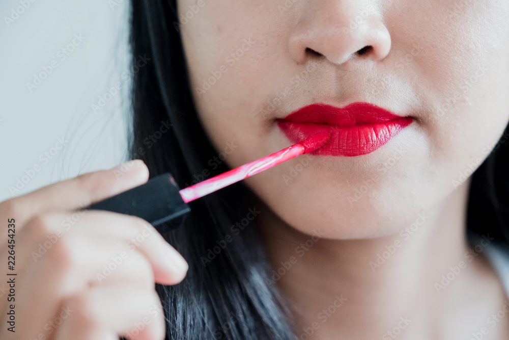 Naklejka premium Red Lipstick. Closeup Of Woman Face With Bright Red Matte Lipstick On Full Lips. Beauty Cosmetics, Makeup Concept. High Resolution Image