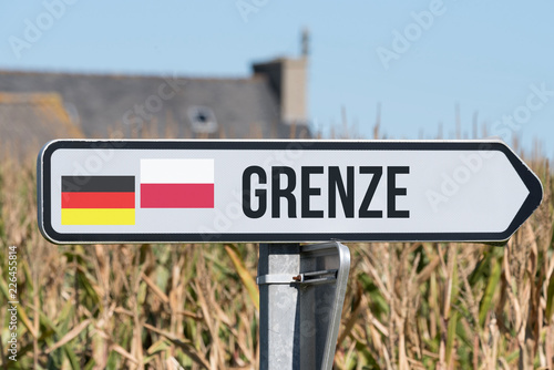 Ein Schild weist auf die Grenze zwischen Deutschland und Polen