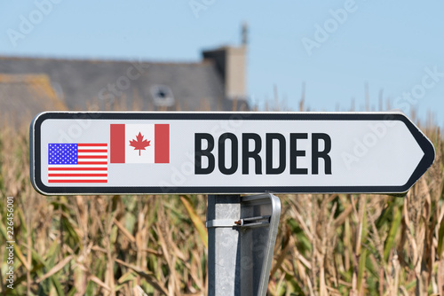 Ein Schild weist auf die Grenze zwischen USA und Kanada hin photo