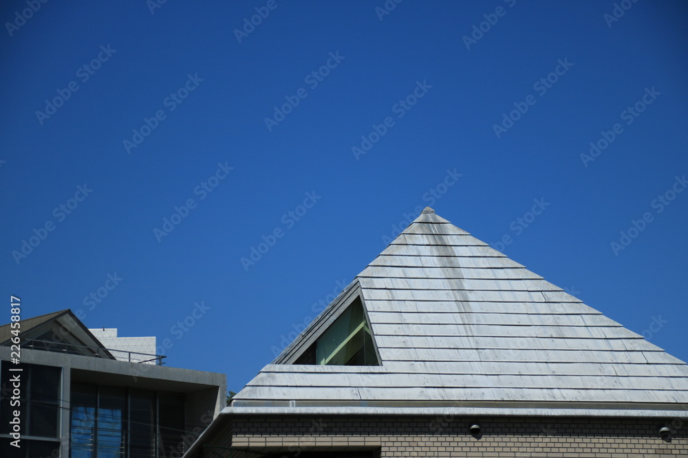 三角屋根の建物