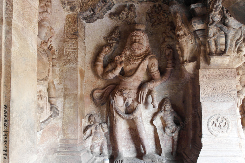 Барельефы на стенах пещерных храмов в Бадами, Индия  