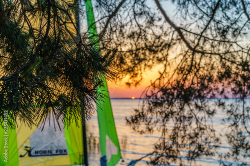 Sonnenuntergang an den großen Seen mit Windsurfern © Fabian