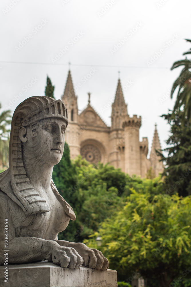 Fototapeta premium ESFINGE Y CATEDRAL PASEO MALLORCA 